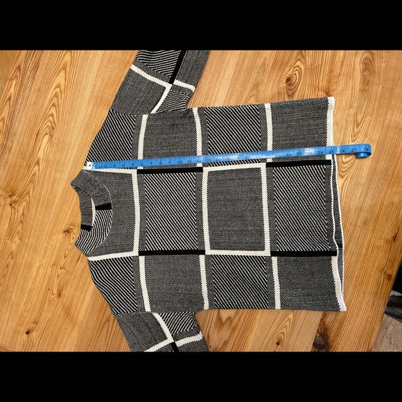 Like new ladies sweater - Picture 3 of 4